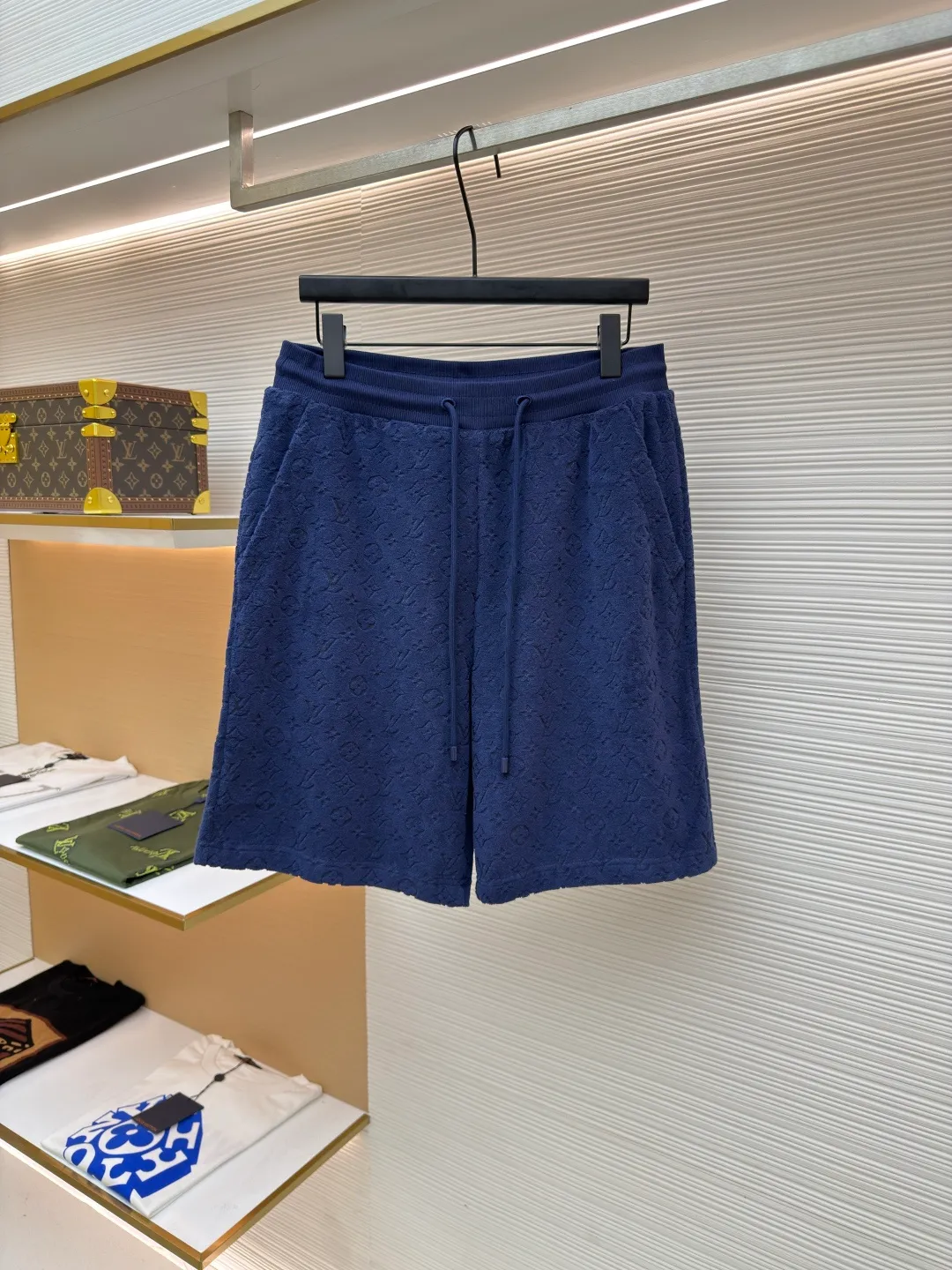 LOUIS VUITTON embossed terry shorts ●Authentic product: purchased and developed at 9850 ●Item number: 1680557-A35 ●Fabric: blended terry luxury terry fabric ●Technology: embossed jacquard production ●Version: fitted version ●Weight: about 330 grams ●Size: S-M-L-XL ●Description: Customized soft cotton blended terry luxury terry fabric with clear texture and plump and lazy Comfortable and close to the skin. The main tone is navy blue. It is as calm and profound as the deep sea. The full-width Monogram embossing makes a stunning appearance. It is a gorgeous bloom of Louis Vuitton's classic elements. It is fully recognizable and interprets an unparalleled fashion style. Suit is available for worry-free wear, three-dimensional relief jacquard technique. High-density electronic jacquard machine is used to achieve the Monogram three-dimensional effect through the "positive and negative layer weaving method". The fabric is partially heated using a customized mold to hot-melt the fibers in specific areas to permanently shape the relief outline. . The infrared positioning cutting machine uses an infrared transmitter and an infrared receiver to achieve precise positioning of materials. The accuracy can reach the micron level, thereby meeting the effect of Monogram alignment and high-precision cutting. The fabrics have been washed, have a better hand feel, are not easy to deform, are not easy to shrink, are not easy to fade, and maintain long-term beauty. The overall wiring is straight and delicate, the fabric is comfortable and soft, and the color is consistent without color difference. It can be matched with the same style to create a fashionable look and control various occasions. Customized accessories, complete with three standards, same style for men and women!